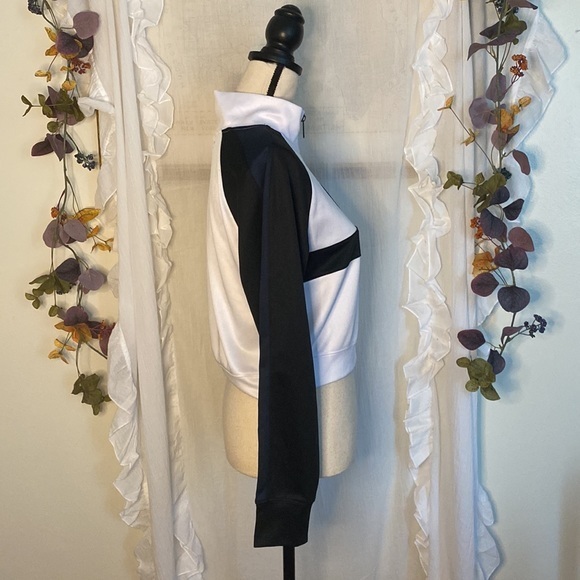 Urban Outfitters Black White‎ Cropped Pullover Top Size Medium - Picture 2 of 7